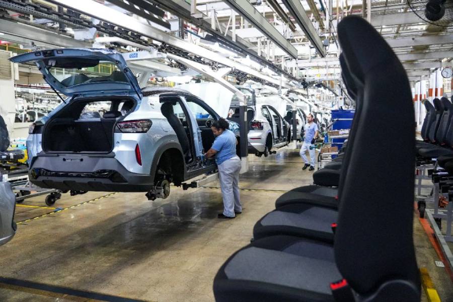 Unidades do Volkswagen Tera sendo produzidas na planta de Taubaté (SP)
