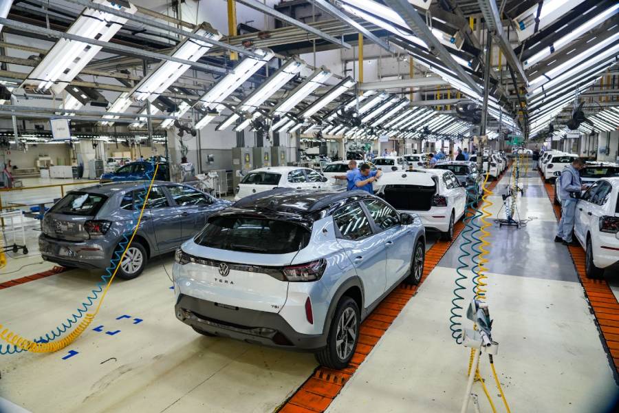 Unidades do Volkswagen Tera sendo produzidas na planta de Taubaté (SP)