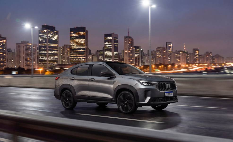Fiat Fastback Black Motion cinza visto de frente
