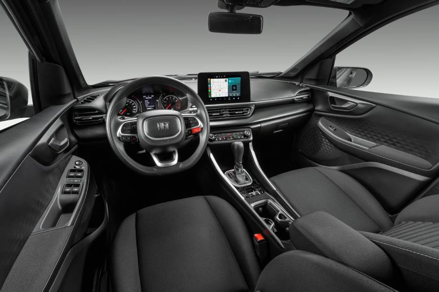 Painel com telas ligadas do Fiat Fastback Smart Drive