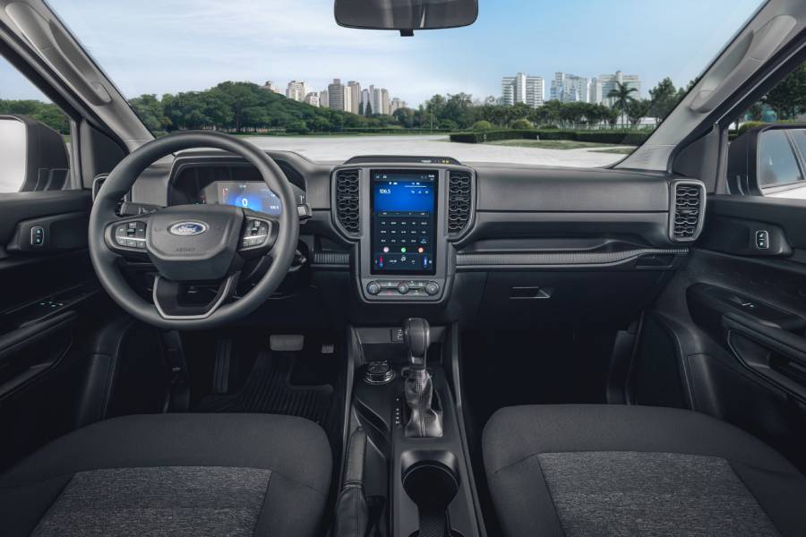 Painel com telas ligadas da Ford Ranger XL cabine simples