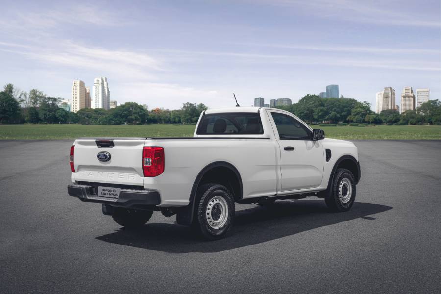 Ford Ranger XL cabine simples branca vista de trás