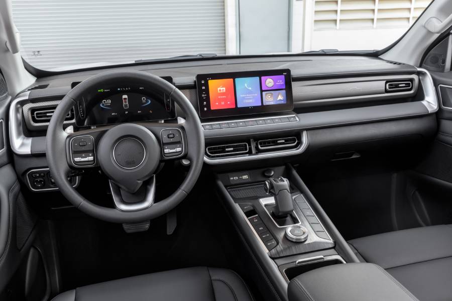 Interior com telas ligadas da GWM Poer P30 Pro