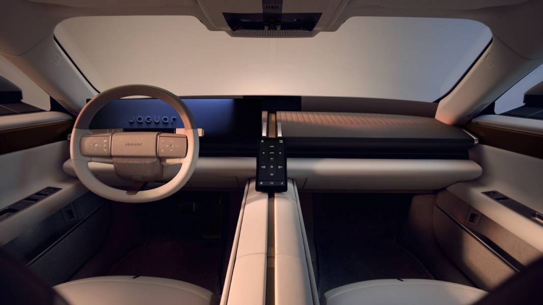 Painel com telas ligadas do Jaguar Type 01