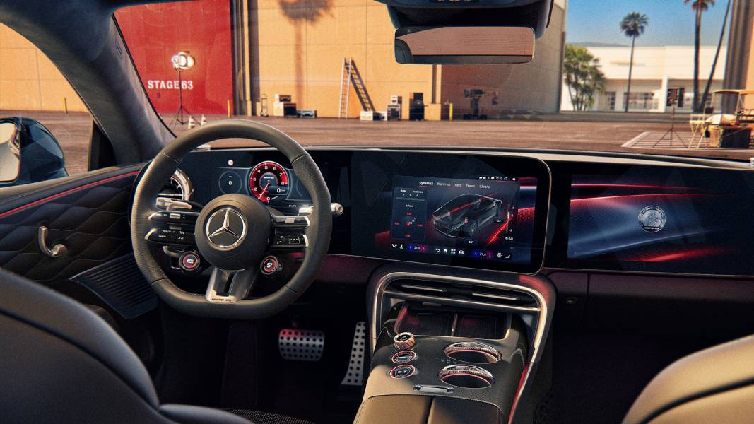 Painel com telas ligadas do novo Mercedes-AMG GT 53 Coupé de quatro portas