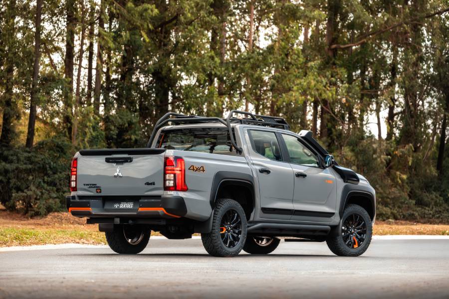 Mitsubishi Triton Sertões cinza vista de trás