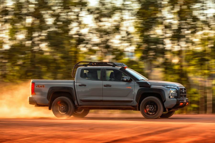 Mitsubishi Triton Sertões cinza vista de lado