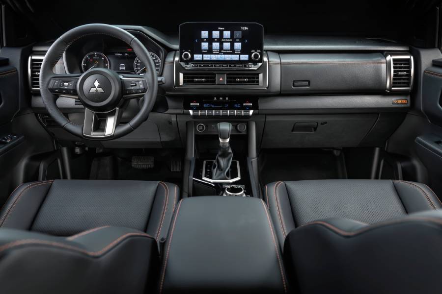 Painel com telas ligadas da Mitsubishi Triton Sertões