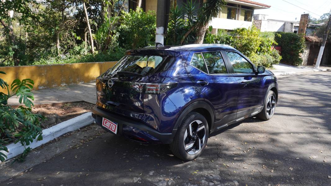 Nissan Kait Advance Plus azul visto de trás