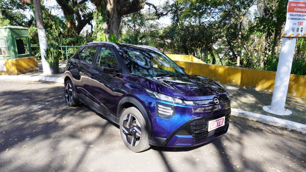 Nissan Kait Advance Plus azul visto de frente