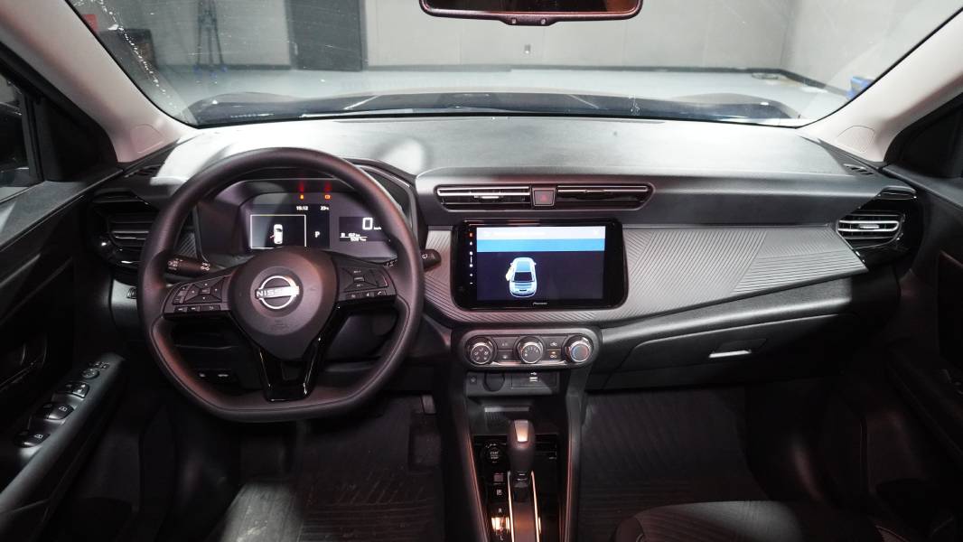 Painel com telas ligadas do Nissan Kait Advance Plus
