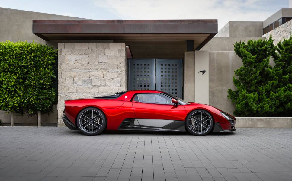 Novo McLaren McL 6GT vermelho visto de lado
