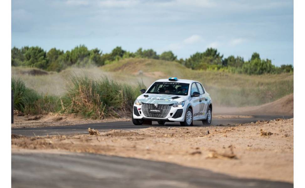 Peugeot 208 Rally4 branco visto de frente