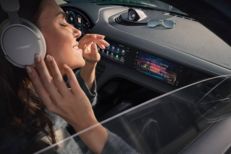 Jovem ouvindo música e usando no aplicativo da Porsche