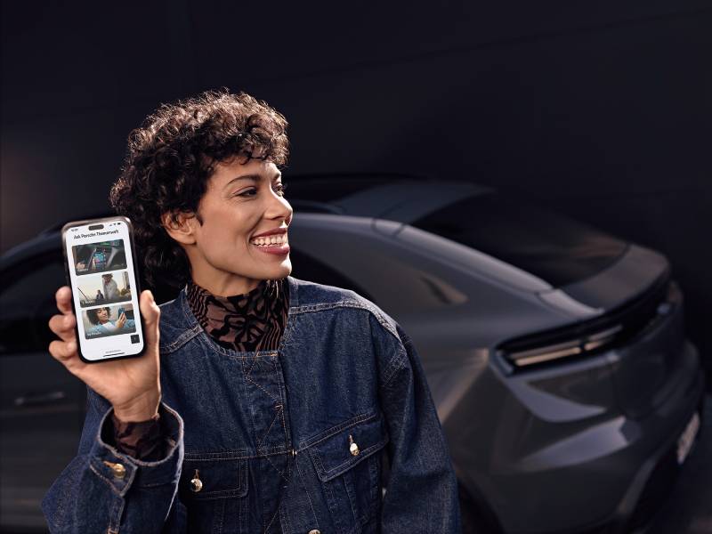 Jovem apresentando novo aplicativo da Porsche