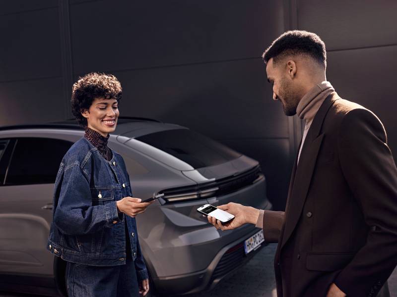 Jovens usando novo aplicativo da Porsche