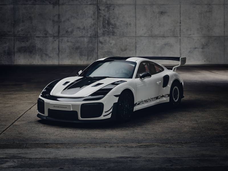 Porsche 911 GT2 RS Moby Dick branco visto de lado