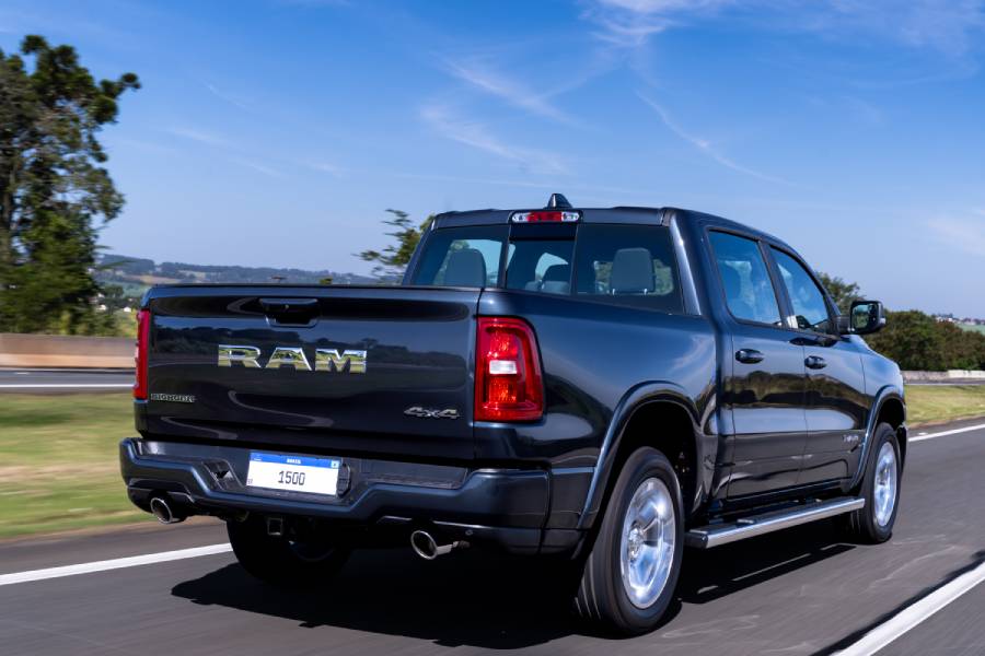 Ram 1500 Big Horn azul vista de trás