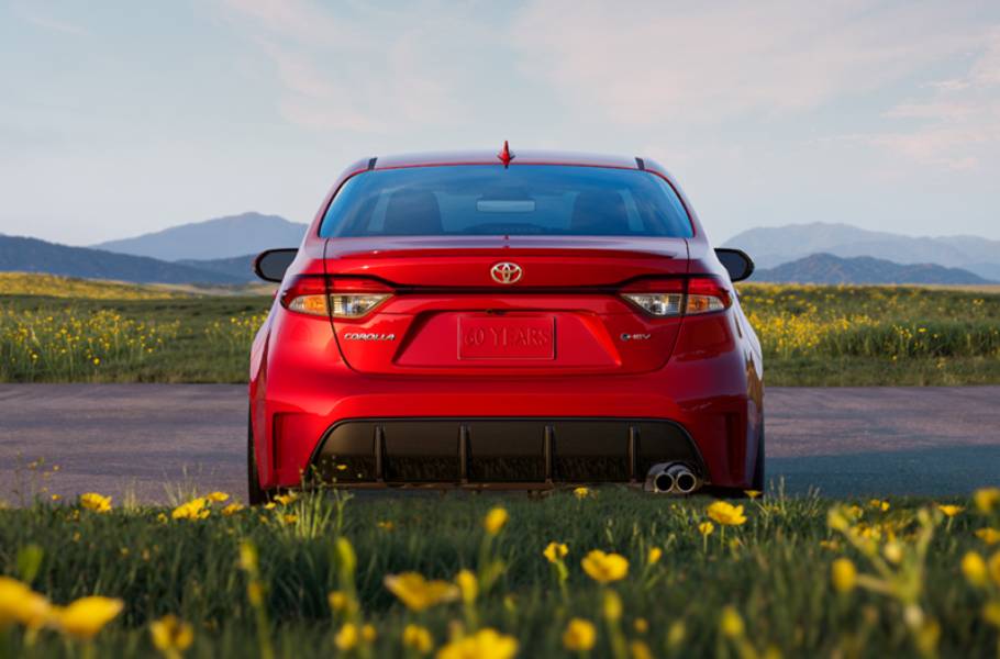 Toyota Corolla especial de aniversário vermelho visto de trás