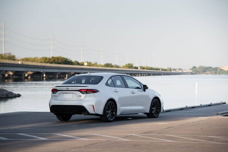 Toyota Corolla norte americano branco visto de trás