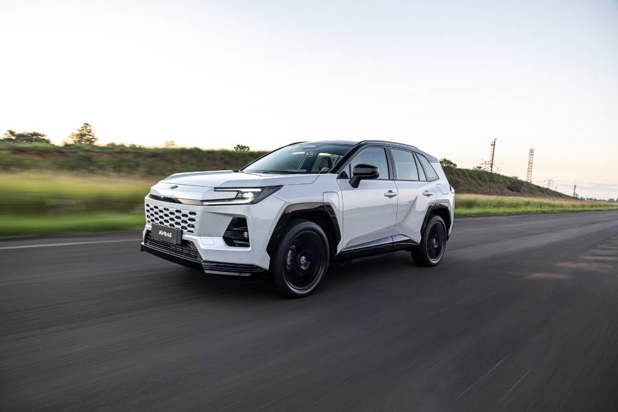 Toyota RAV4 PHEV XSE branco visto de lado