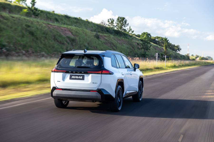Toyota RAV4 PHEV XSE branco visto de trás