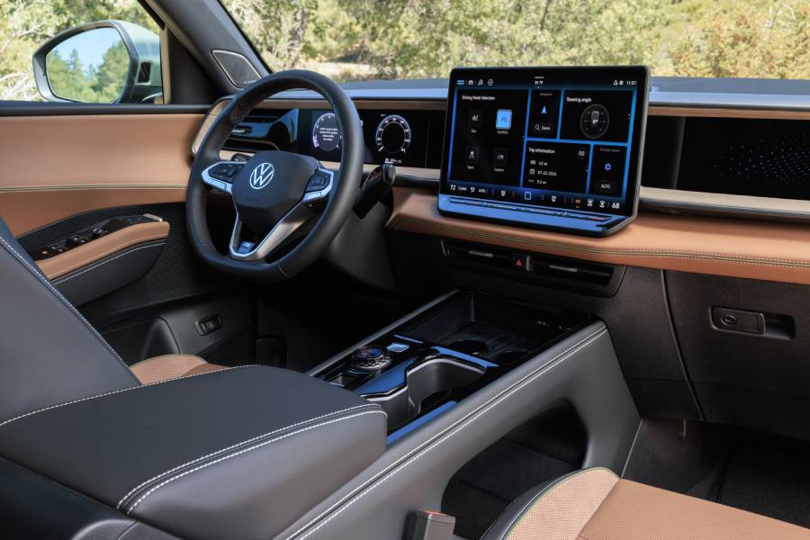 Painel com telas ligadas do Volkswagen Atlas Cross Sport 2027
