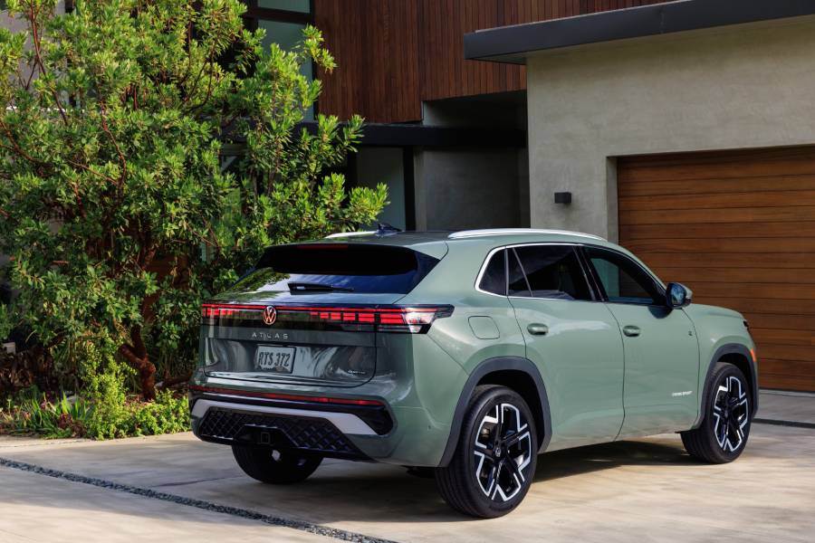 Volkswagen Atlas Cross Sport verde visto de trás