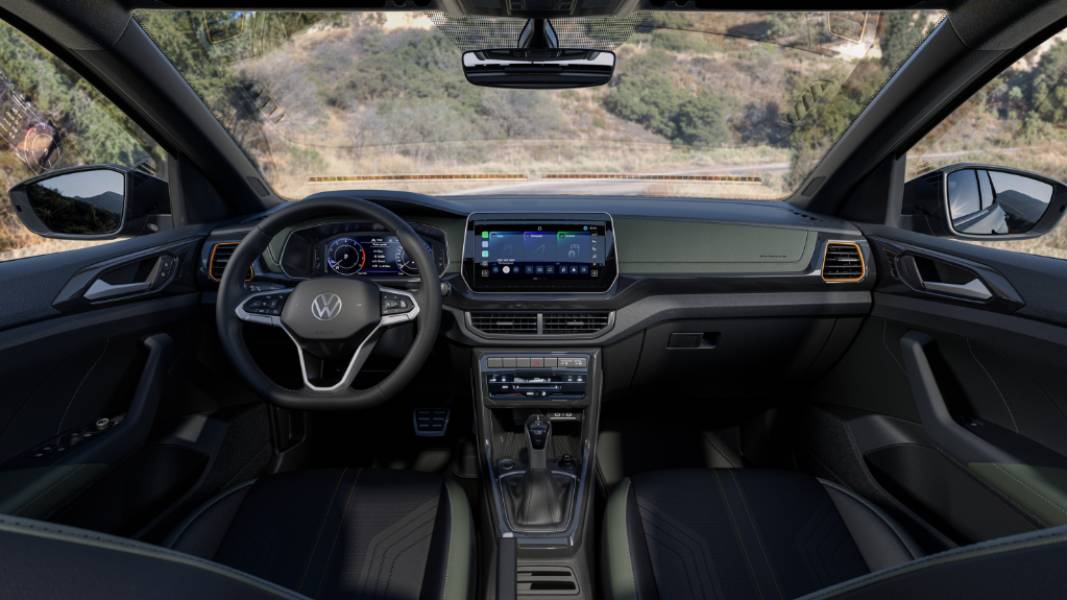 Interior com telas ligadas do Volkswagen T-Cross 2027