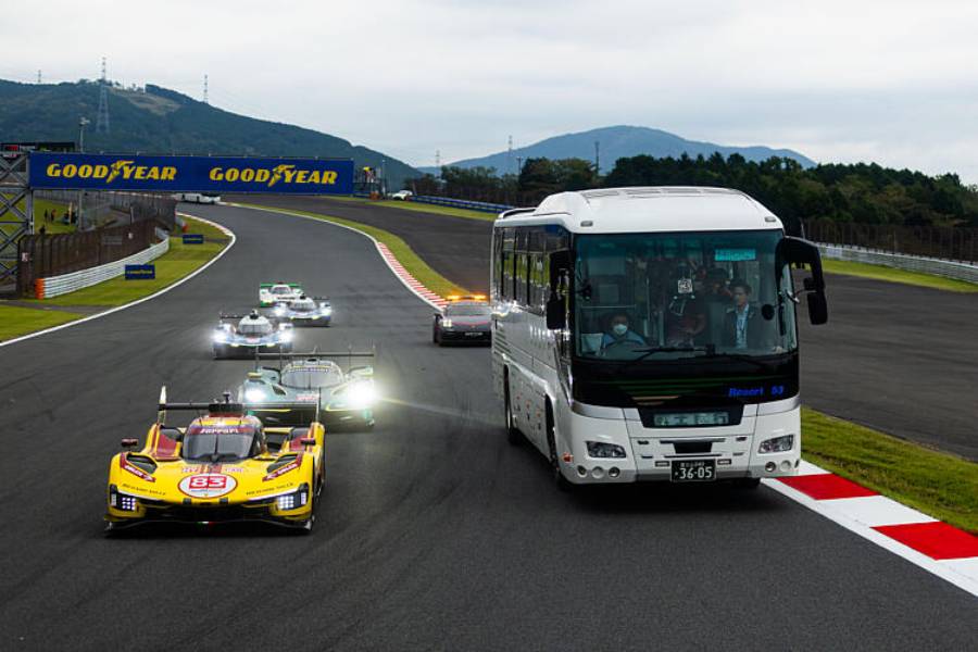 Hipercarros correndo no Fuji Speedway no Japão
