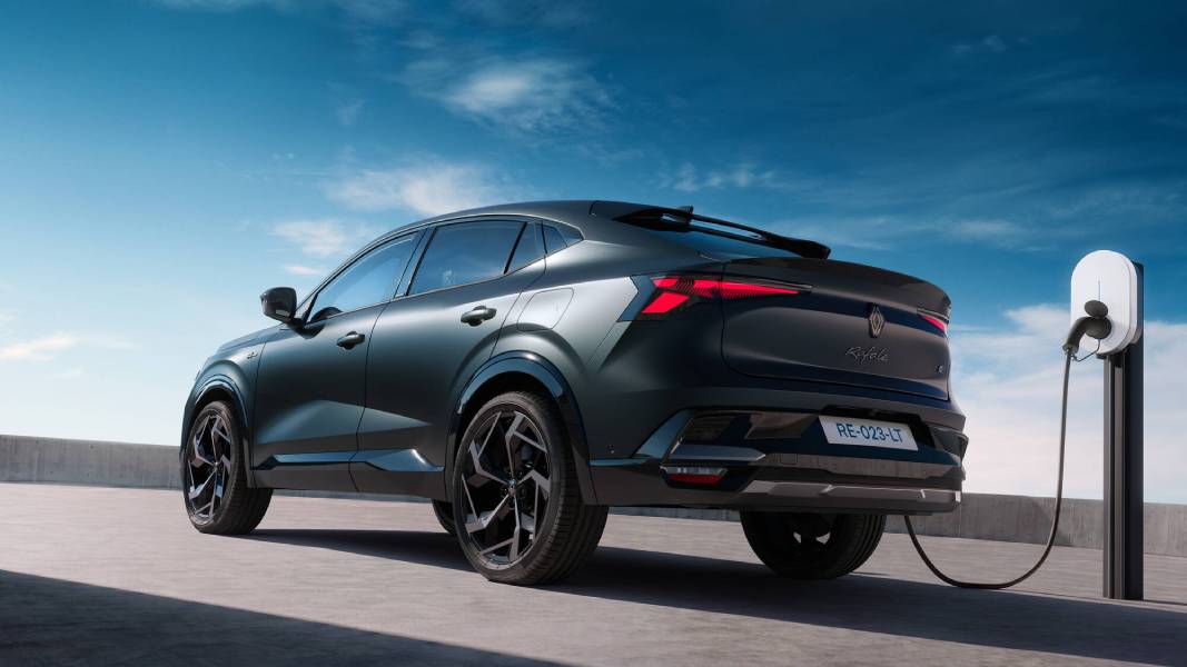 Renault Rafale Hypnotic 2027 preto visto de trás