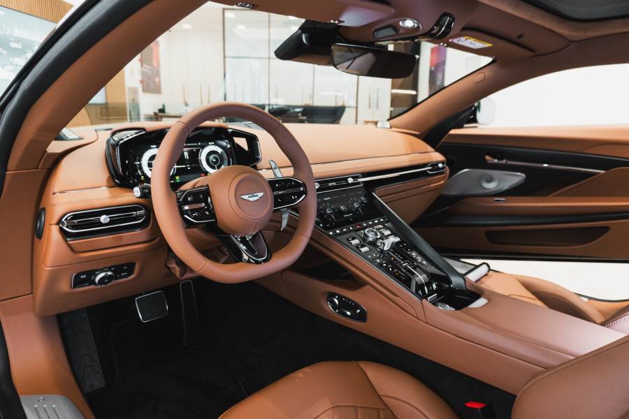 interior do Aston Martin DB12 S