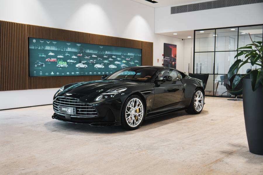 Aston Martin DB12 S verde visto de frente