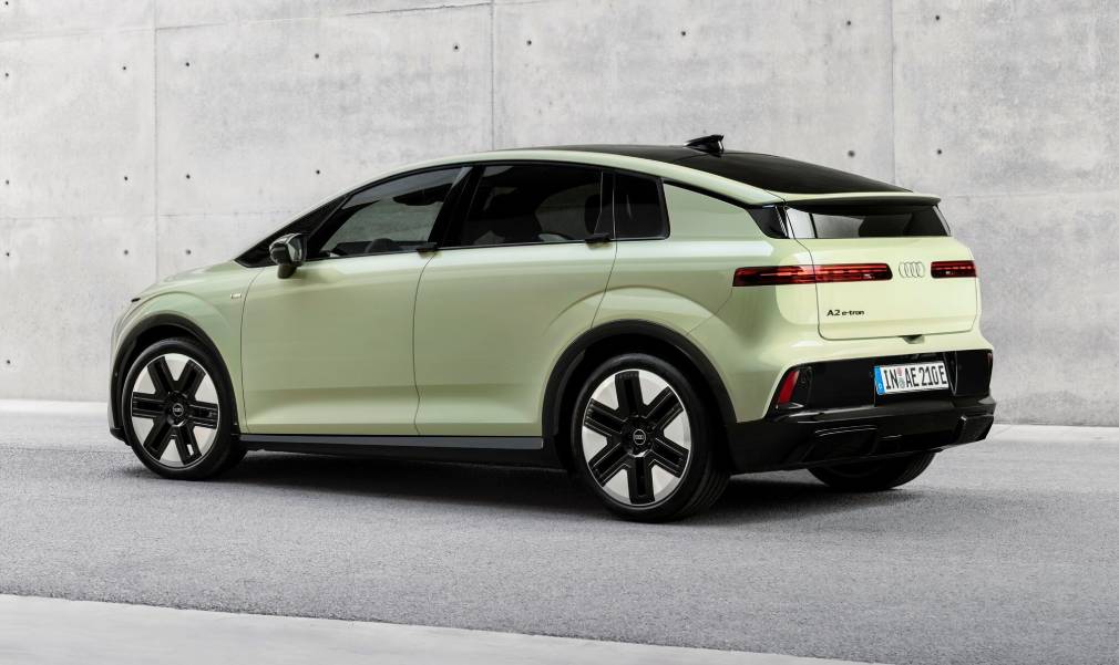 Audi A2 e-Tron amarelado visto de trás