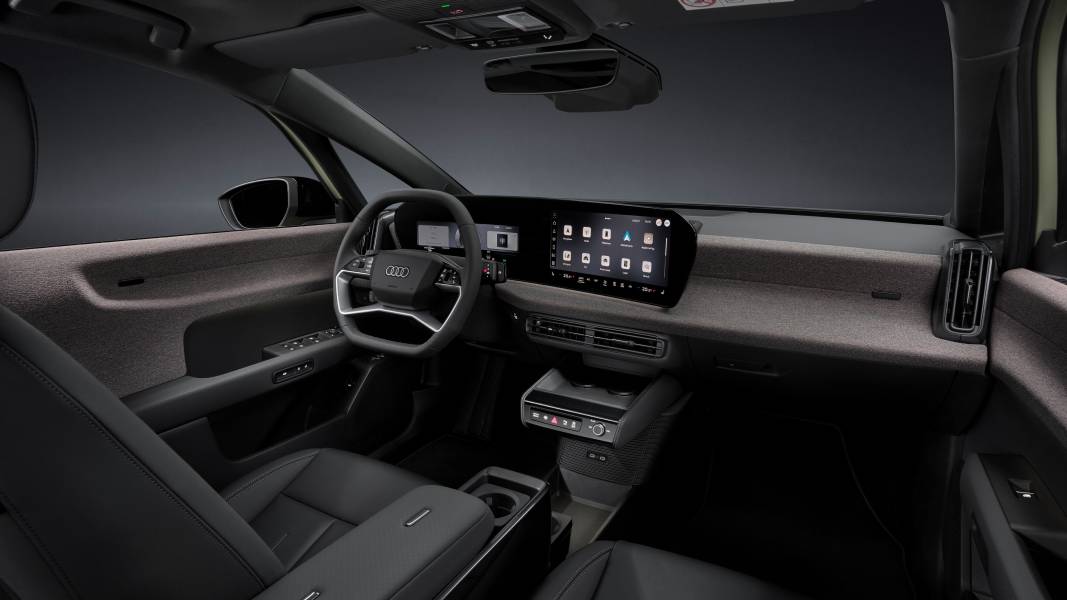 Painel com telas ligadas do Audi A2 e-Tron