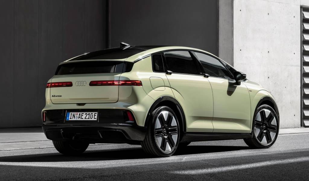 Audi A2 e-Tron amarelado visto lateralmente