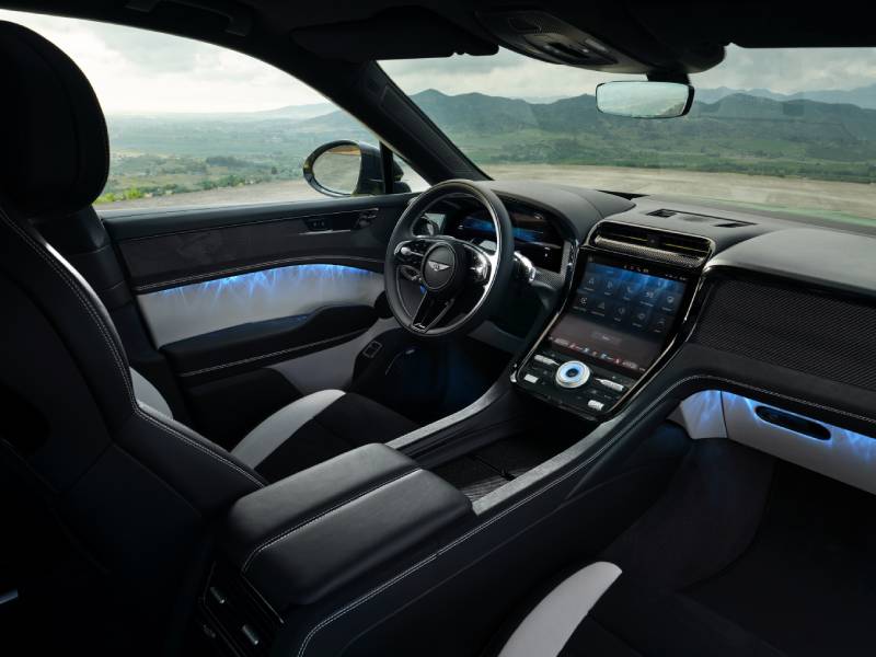 painel com telas ligadas do Bentley Torcal