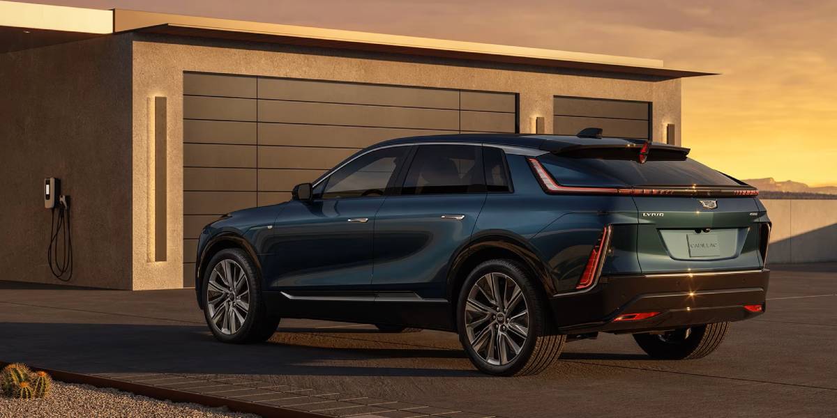 Cadillac LYRIQ cinza visto de trás