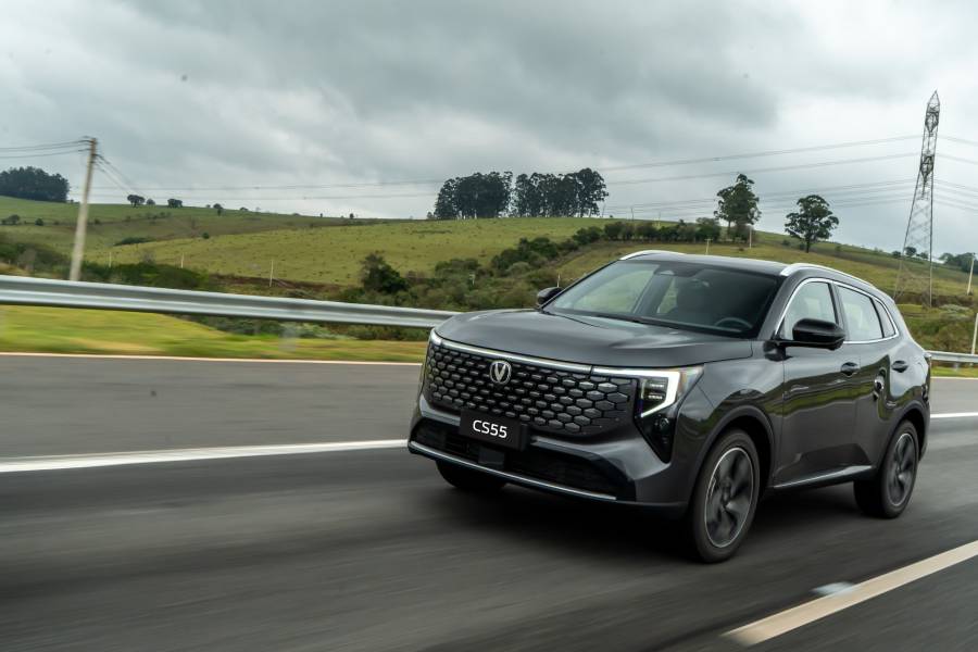CAOA Changan CS55 cinza visto lateralmente