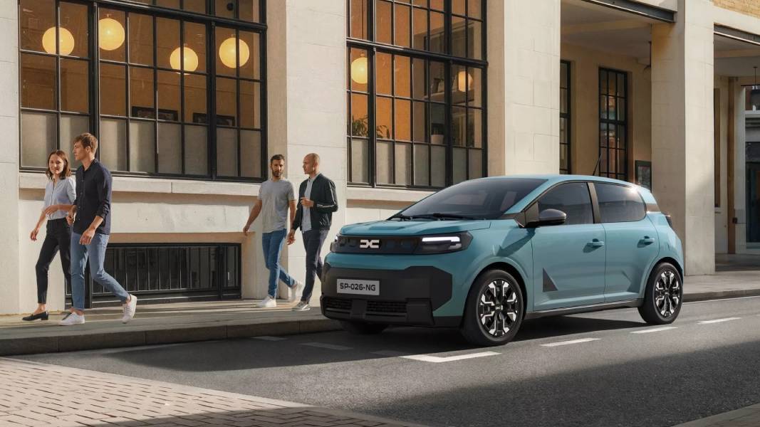 Novo Dacia Spring azulado visto de lado