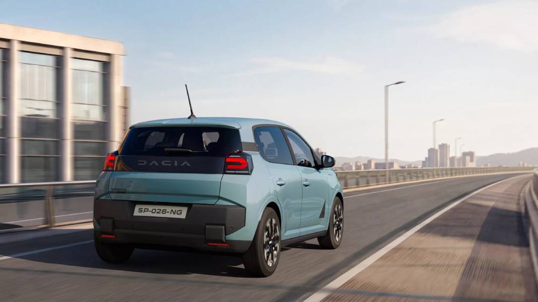 Novo Dacia Spring azulado visto de trás
