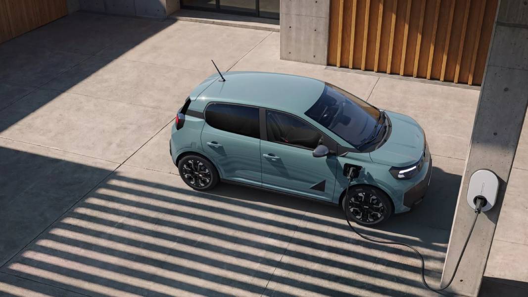 Novo Dacia Spring azulado visto de cima e carregando