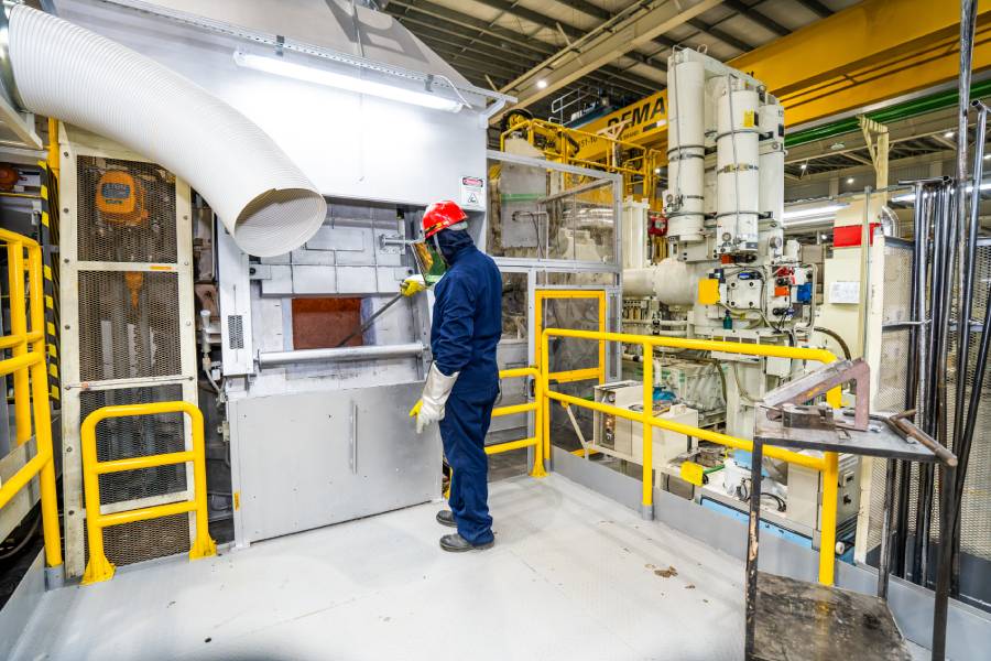 Funcionário operando máquina na fábrica da Toyota em Porto Feliz, São Paulo