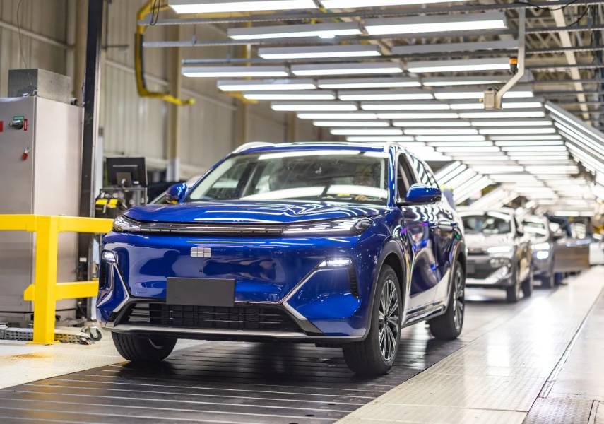 Geely EX5 EM-i azul saindo de linha de produção
