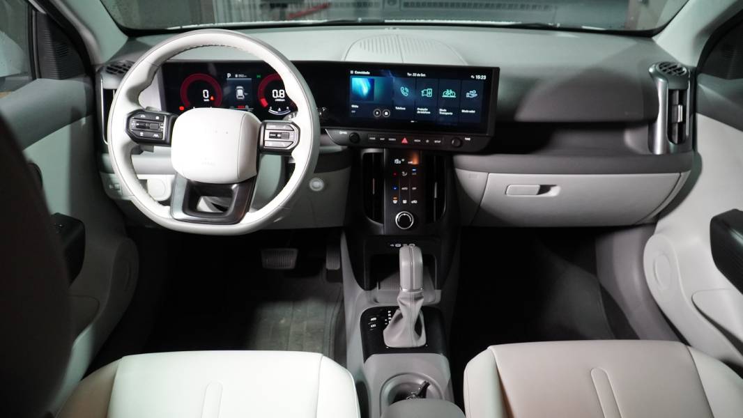 painel com telas ligadas do Hyundai i20 Ultimate