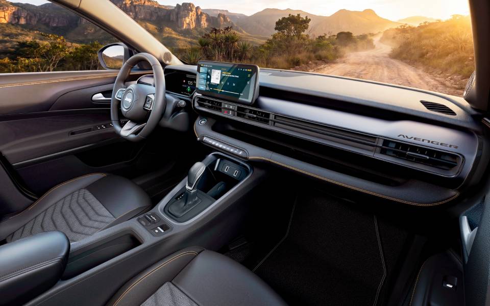painel com telas ligadas do Jeep Avenger 85 Anos