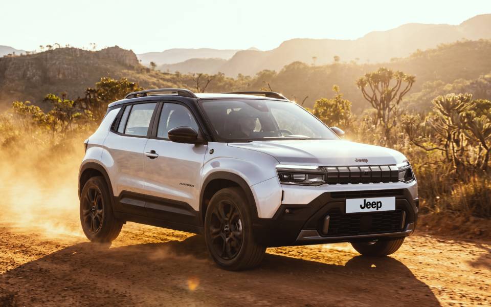 Jeep Avenger 85 Anos branco visto de frente