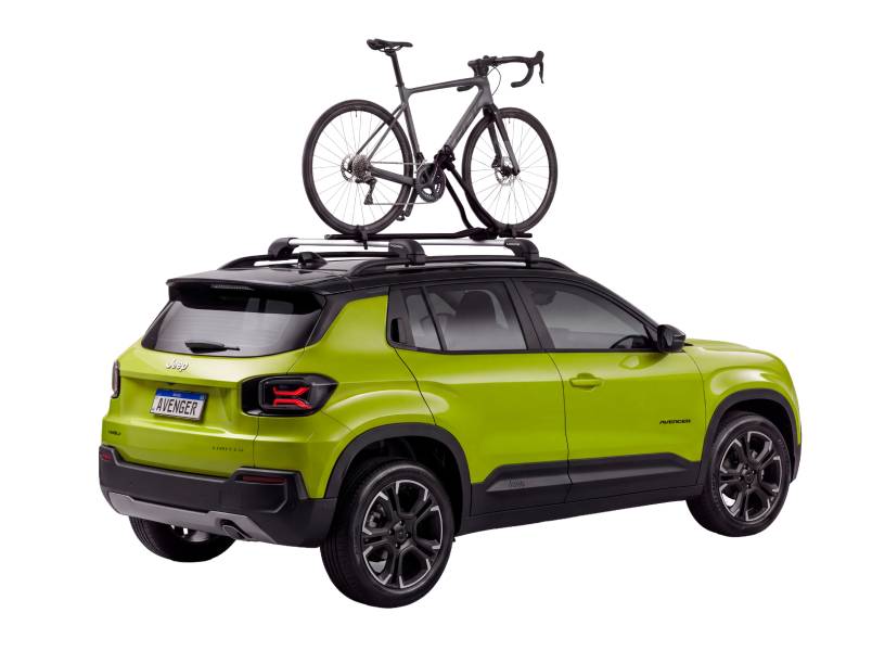 Jeep Avenger verde visto de trás e com rack para bicicleta