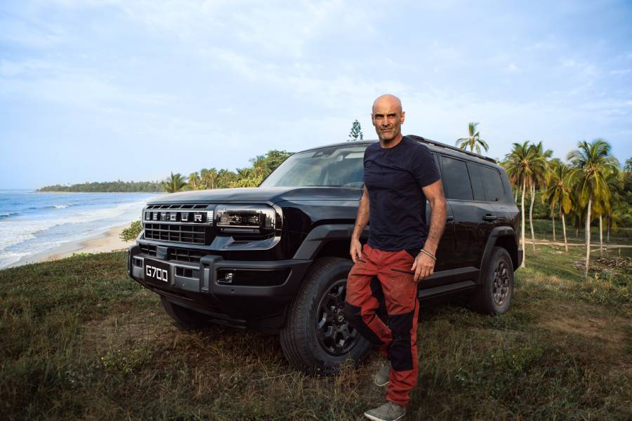Jetour G700 preto visto de lado