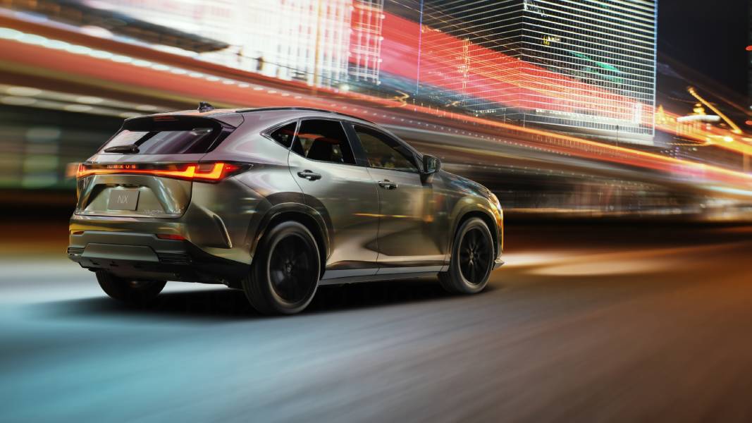 Lexus NX450h+ 2027 esverdeado visto de trás